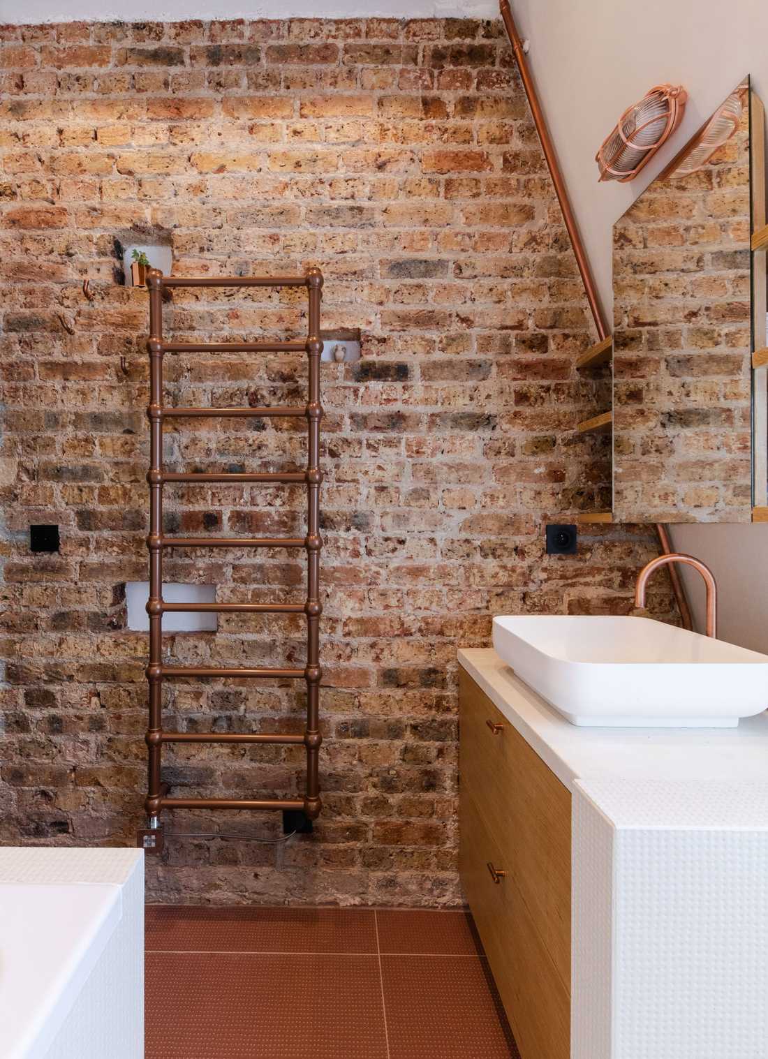 Salle de bains de type loft dans un appartement parisien