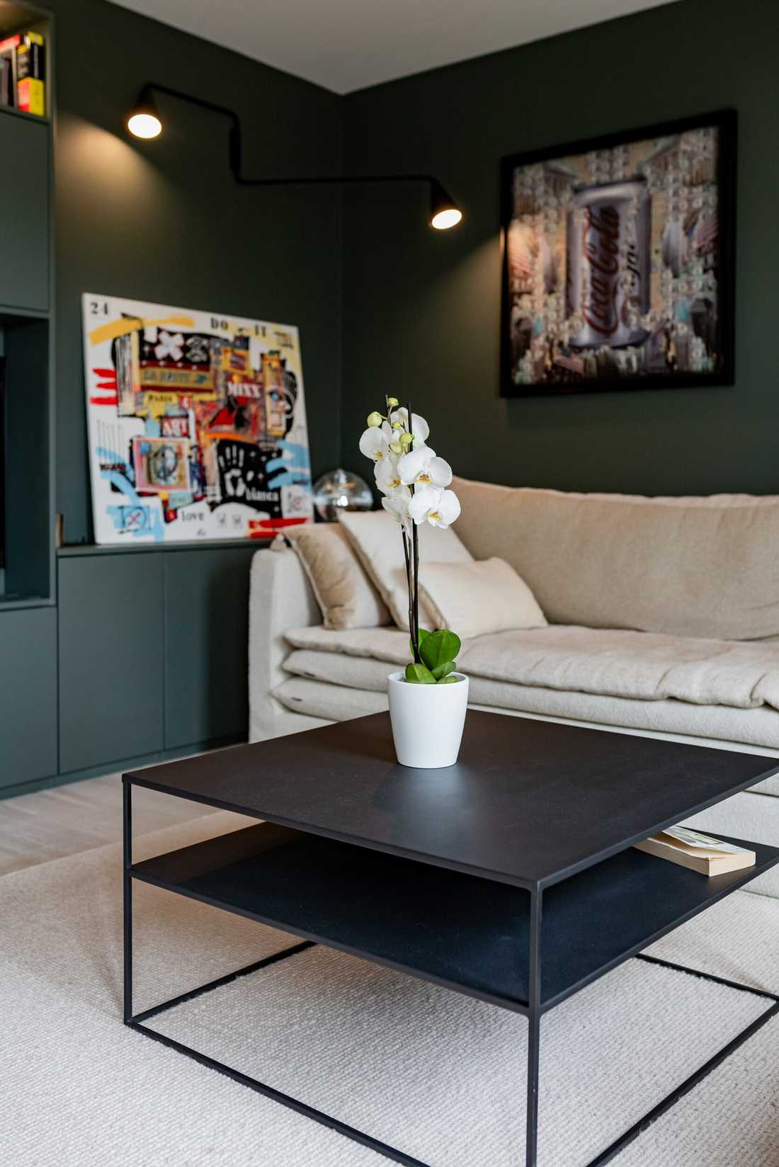 Décoration de la pièce de vie d’un appartement - le coin télé avec table basse en métal noir