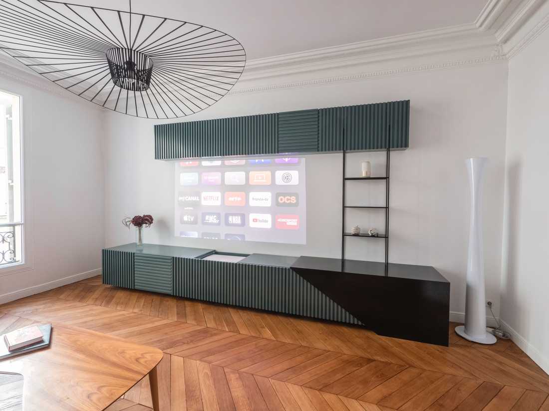 Meuble sur mesure qui dissimule un vidéoprojecteur ultra-courte focale
