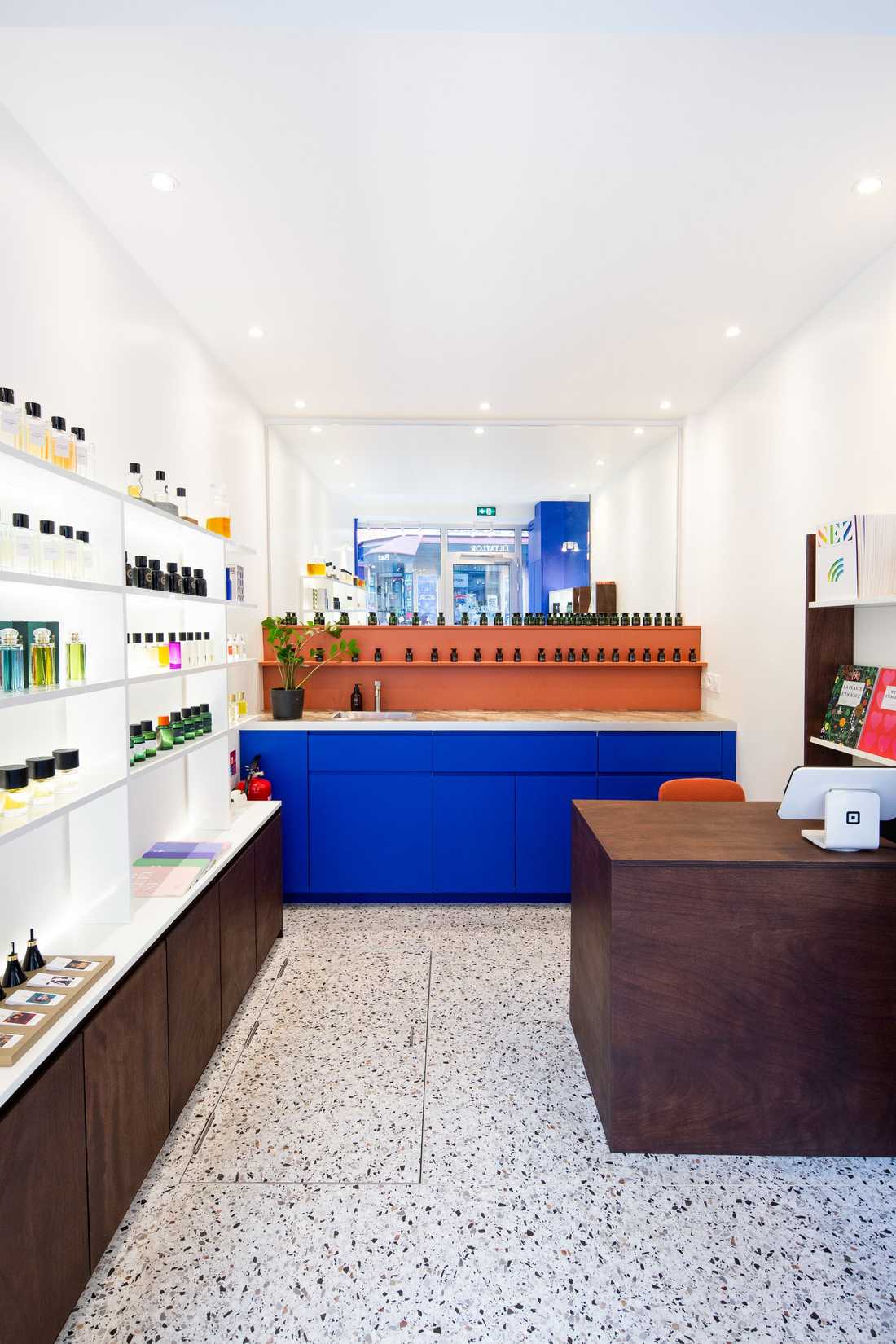 Sol en terrazzo d'une parfumerie aménagée par un architecte d'intérieur à Paris
