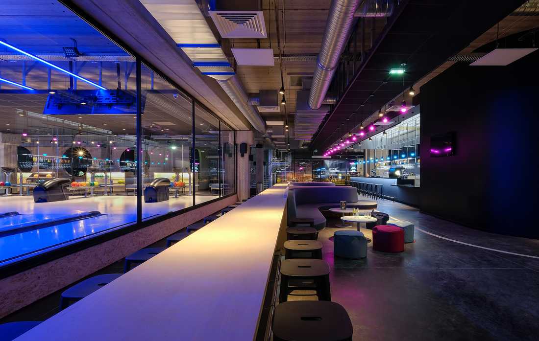 Restaurant - bar d'un bowling aménagé par un architecte en Ile de France