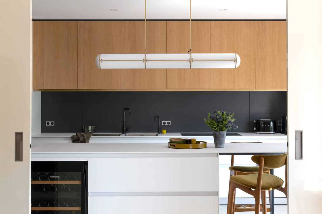 Cuisine ouverte aménagé par un architecte d'intérieur à Neuilly-sur-Seine