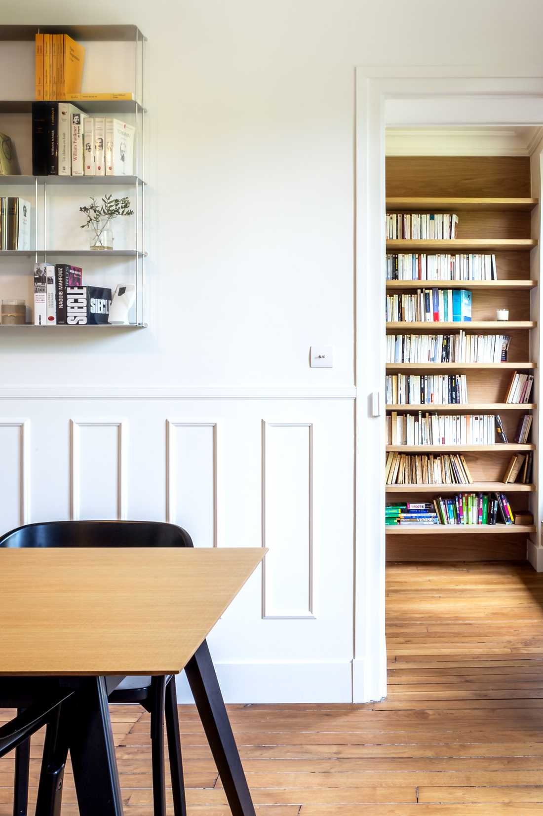 Circulation dans un appartement haussmannien renové par un architecte d'intérieur à Paris