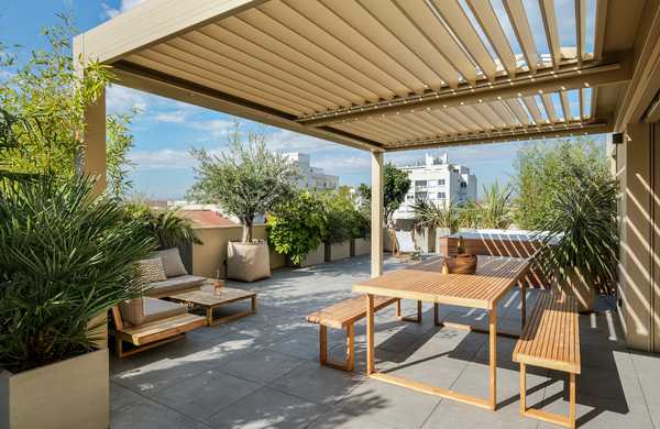 Terrasse bioclimatique avec pergola - espace repas avec table
