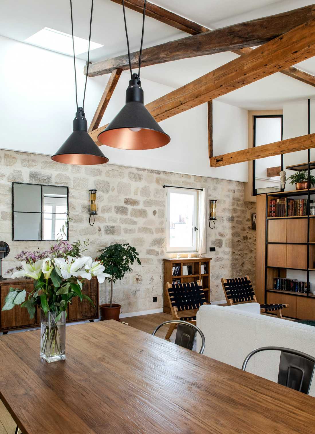 Piece de vie avec hauteur sous plafond dans les combles d'un immeuble parisien