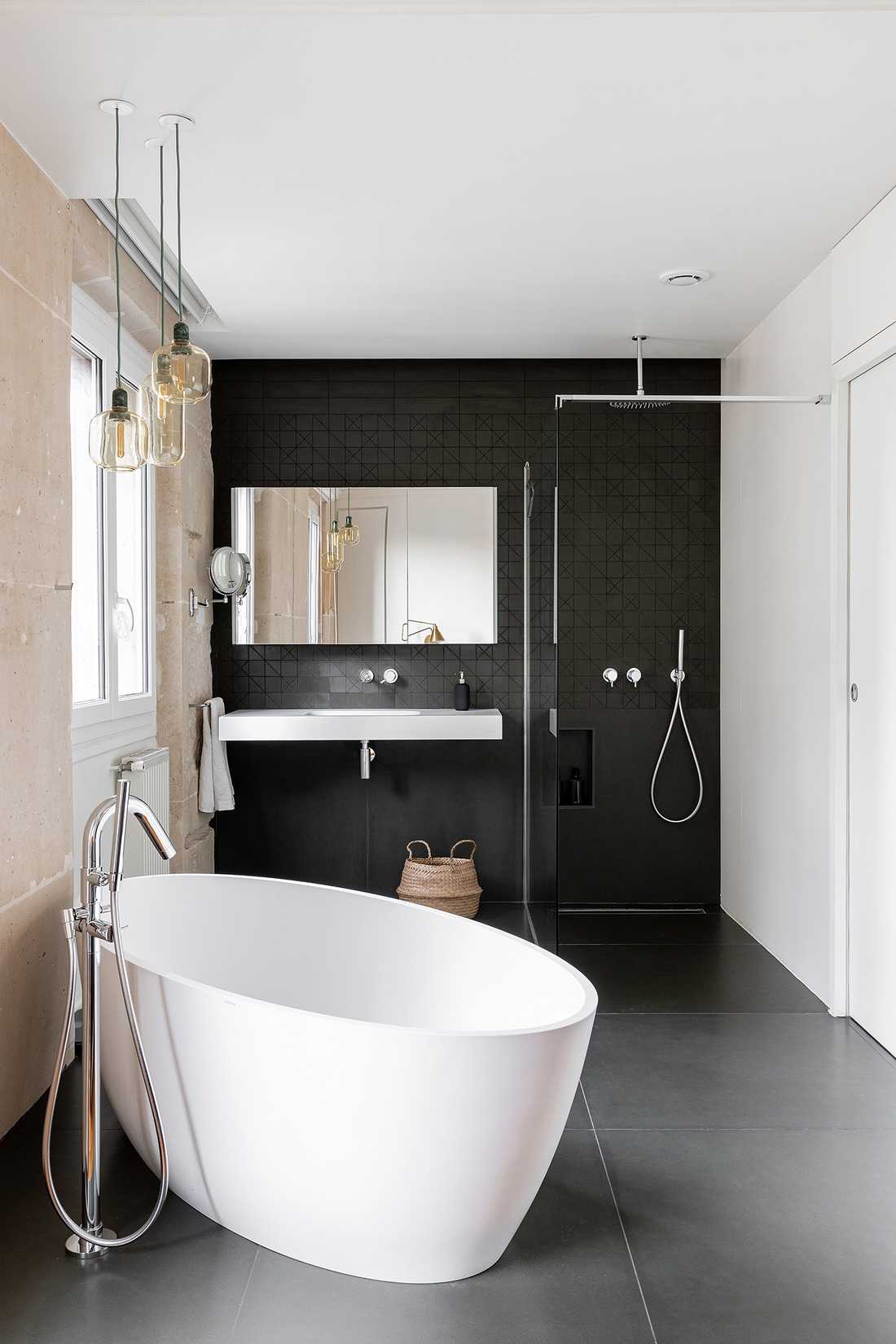 Bathroom with central bathtub designed by an interior designer in Paris 