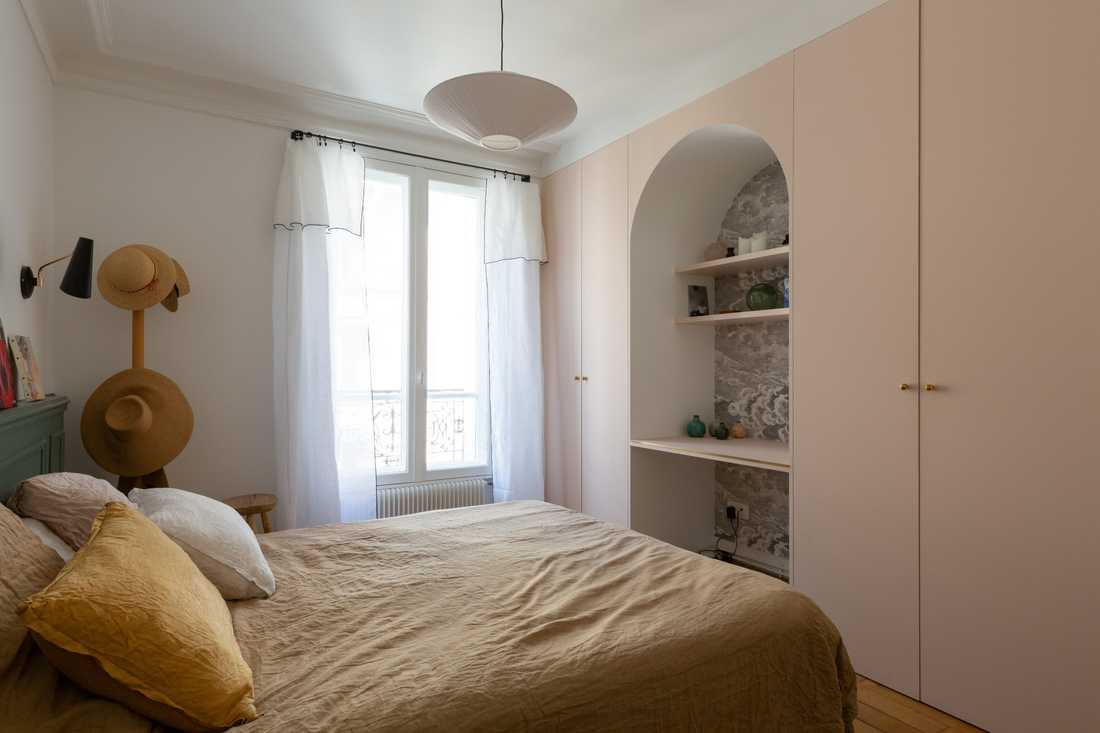 Chambre parentale avec rangement sur mesure et alcôve bureau