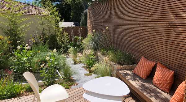 Micro-jardin urbain aux massifs naturalistes à Paris