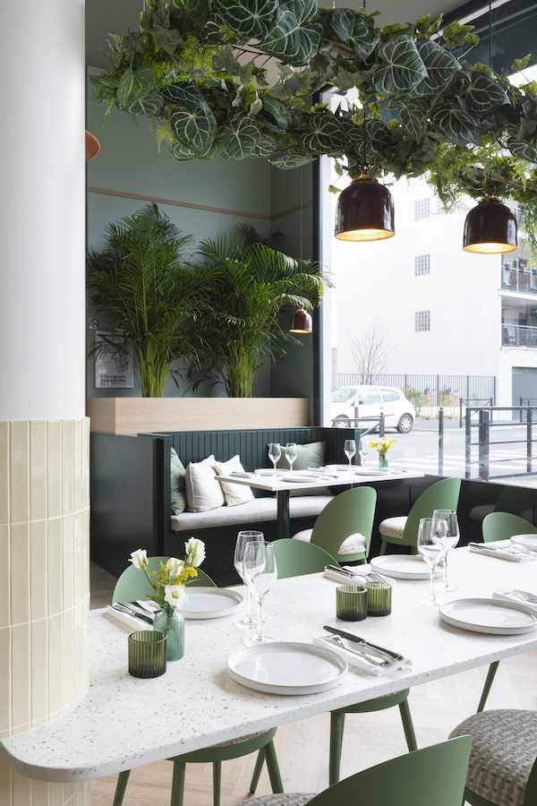 Architecture intérieur d'un restaurant eco-responsable - table avec banquette