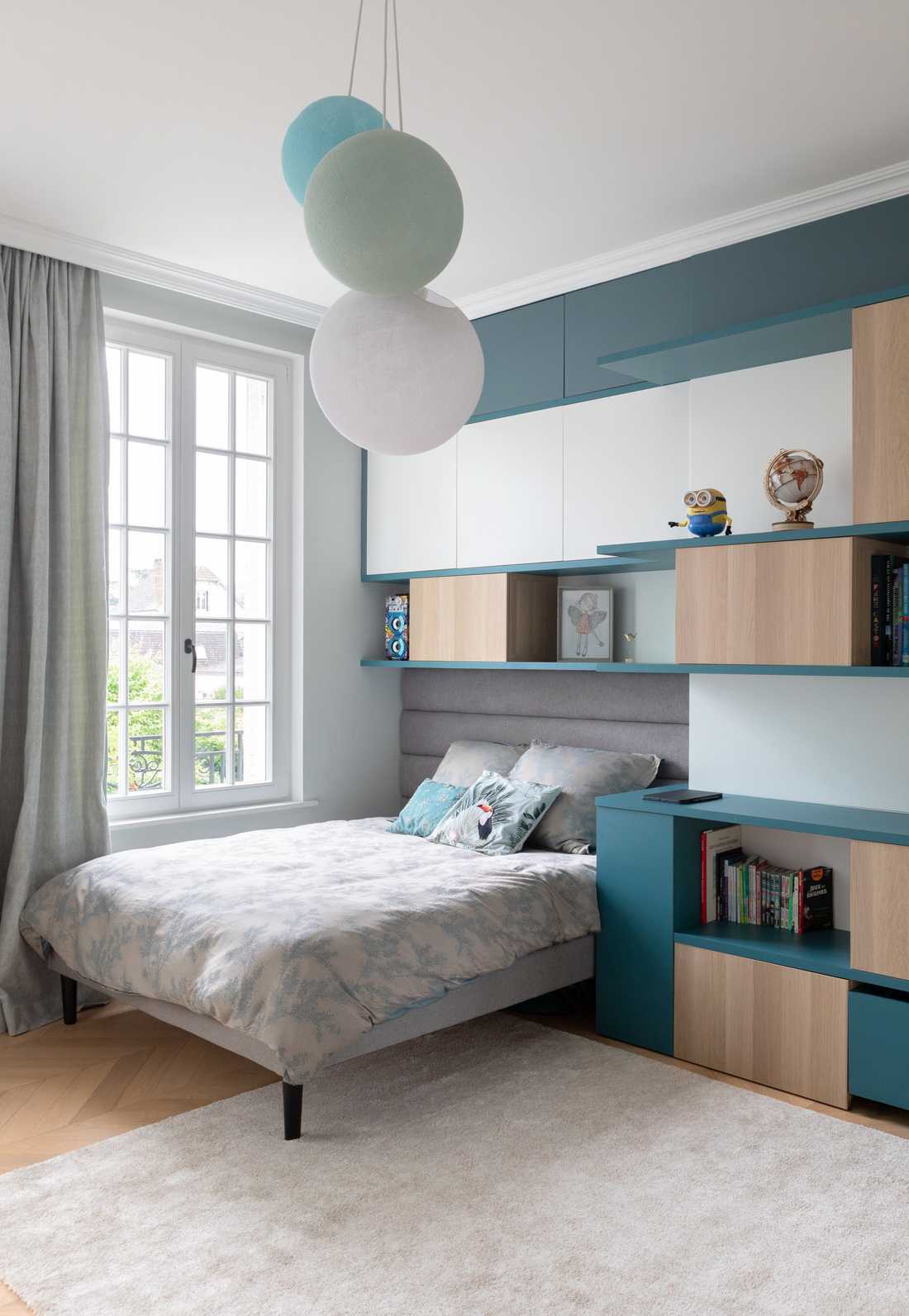 Chambre d'enfant avec meuble sur mesure bleu, blanc et bois