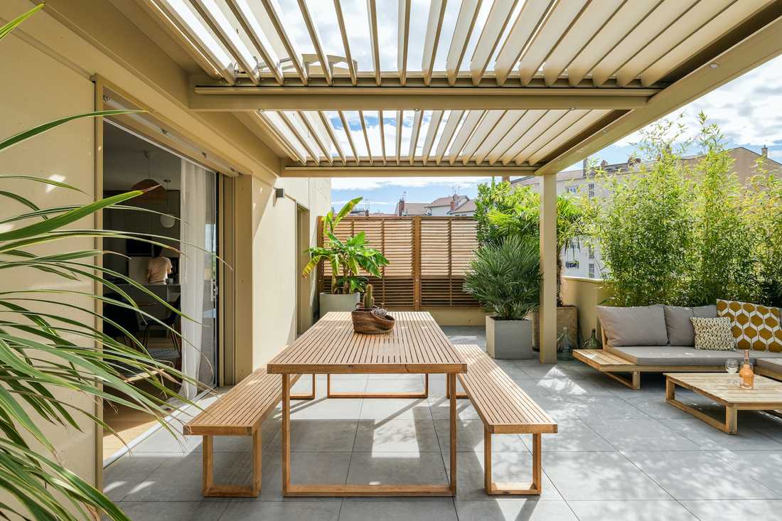 Terrasse bioclimatique avec pergola - espace repas avec vue vers l'intérieur