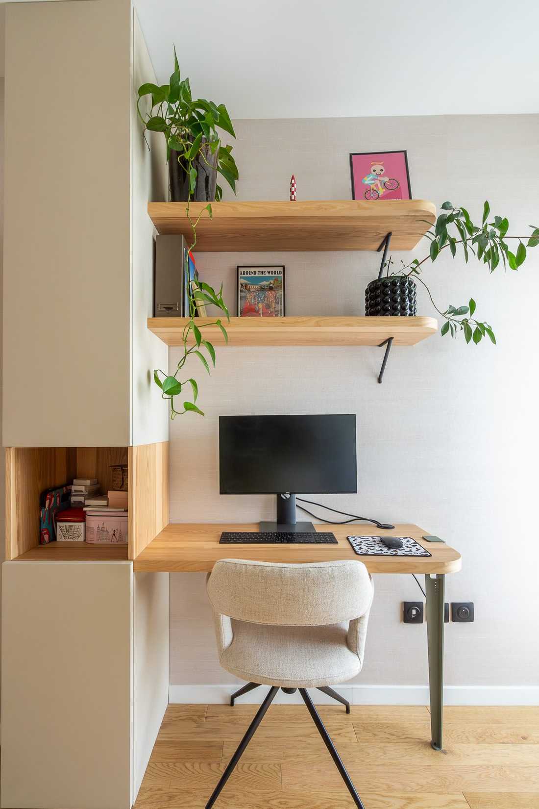 Espace bureau en frêne massif avec étagères, intégré au dressing de la suite parentale