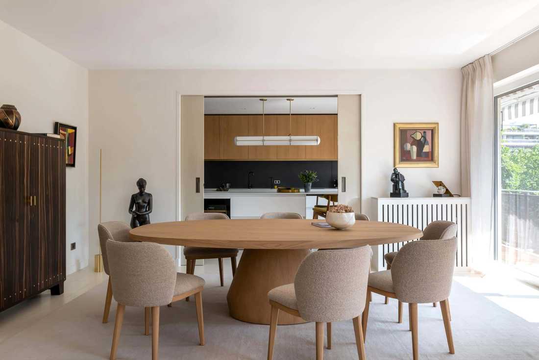 Salon avec table elliptique en bois