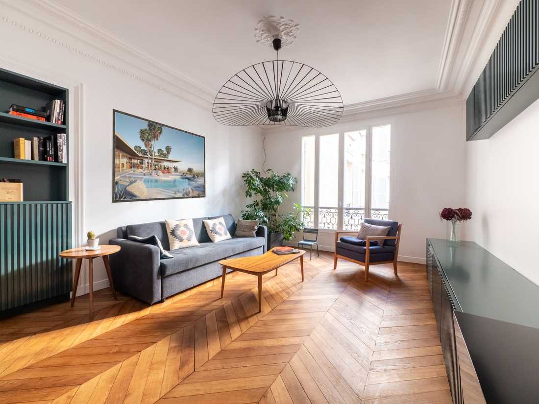 Séjour avec suspension Petite Friture dans un appartement haussmannien