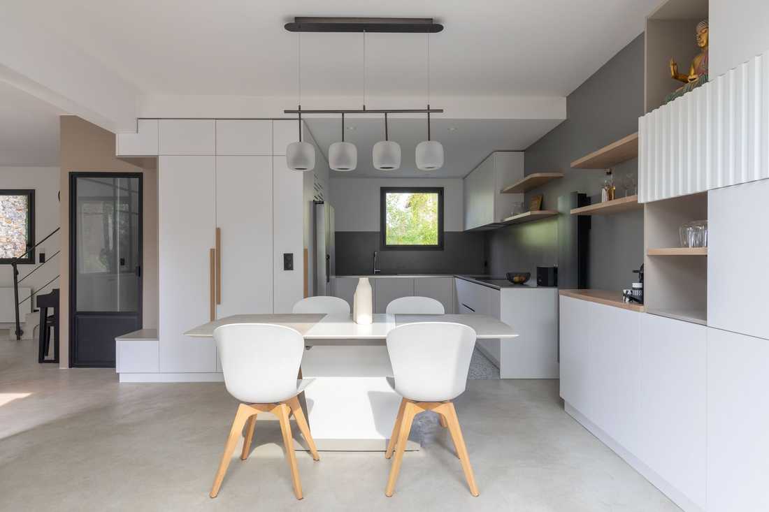 Rénovation d’une maison familiale à Meudon - la cuisine, la salle à manger et les placards de l'entrée