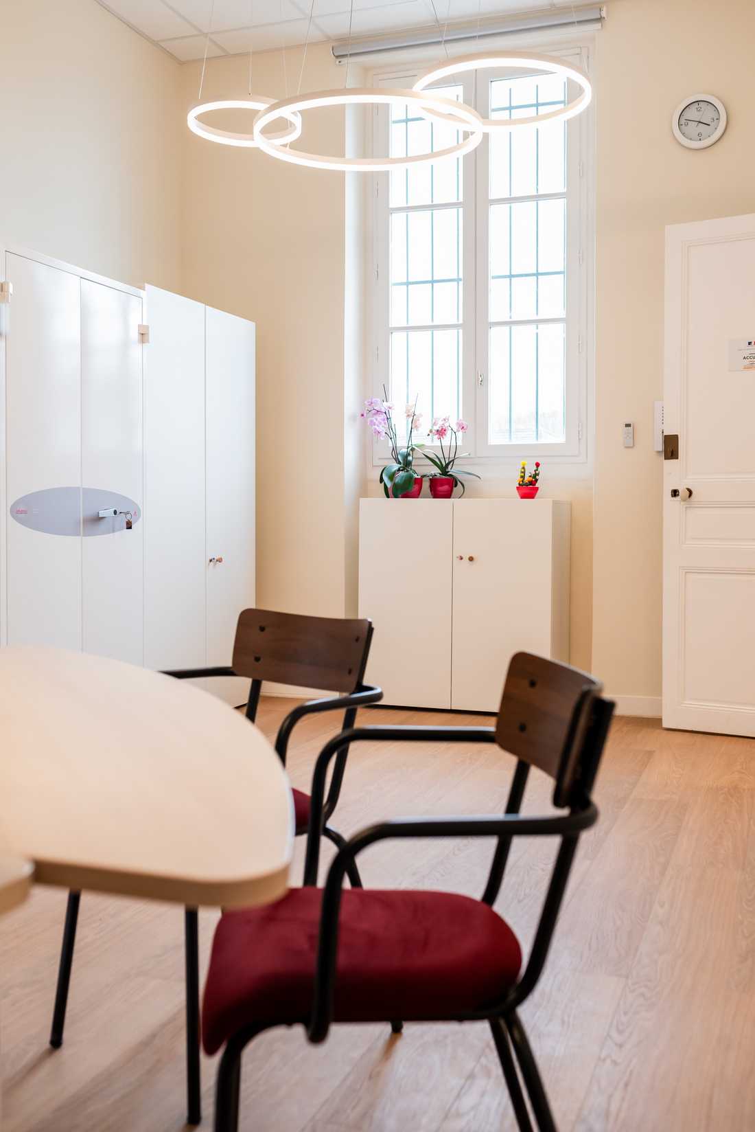 Hall d'accueil d'une mairie après les travaux de rénovation