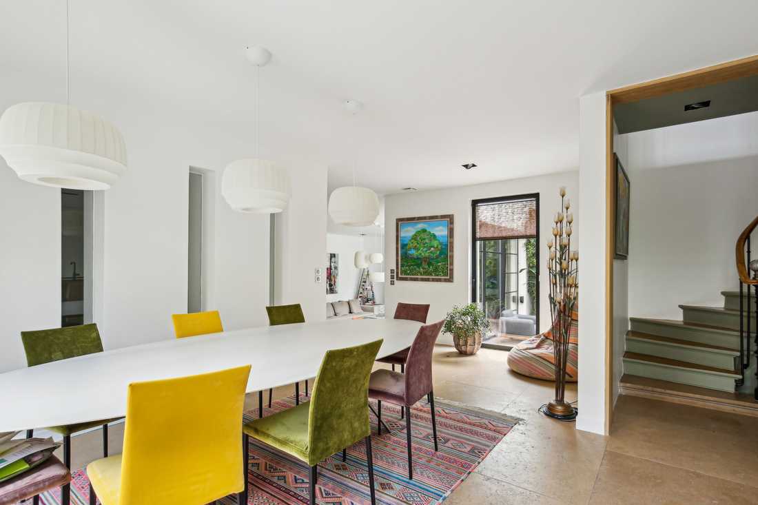 Salle à  manger avec grande table elliptique