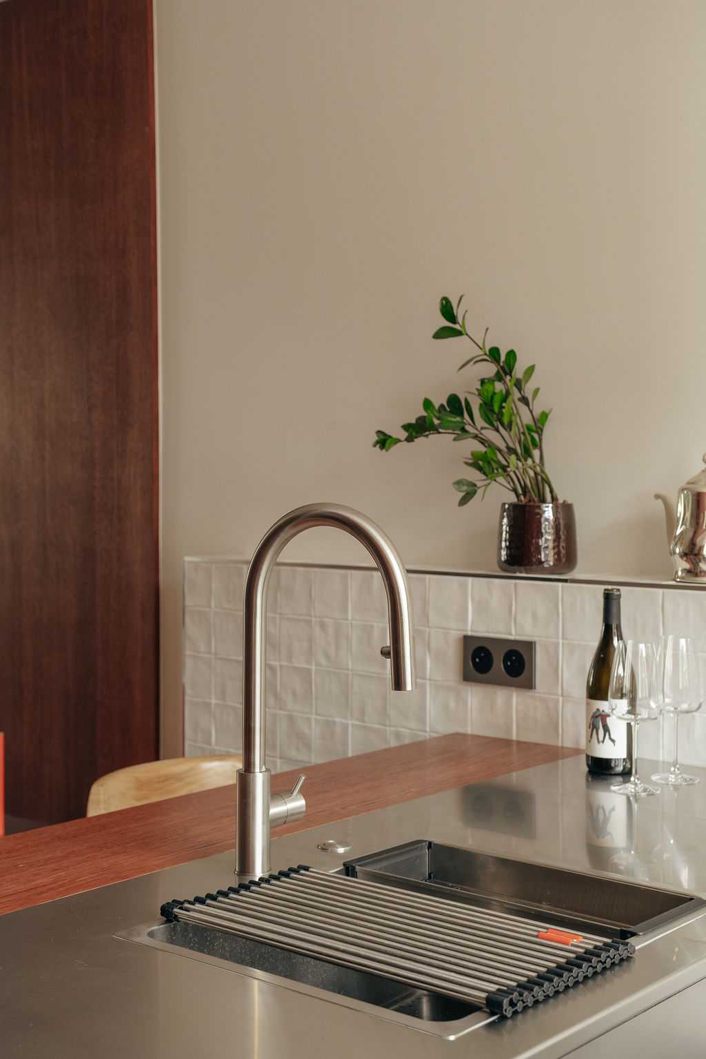 Restructuration d'un appartement à Paris 17 - le plan de travail en inox de la cuisine