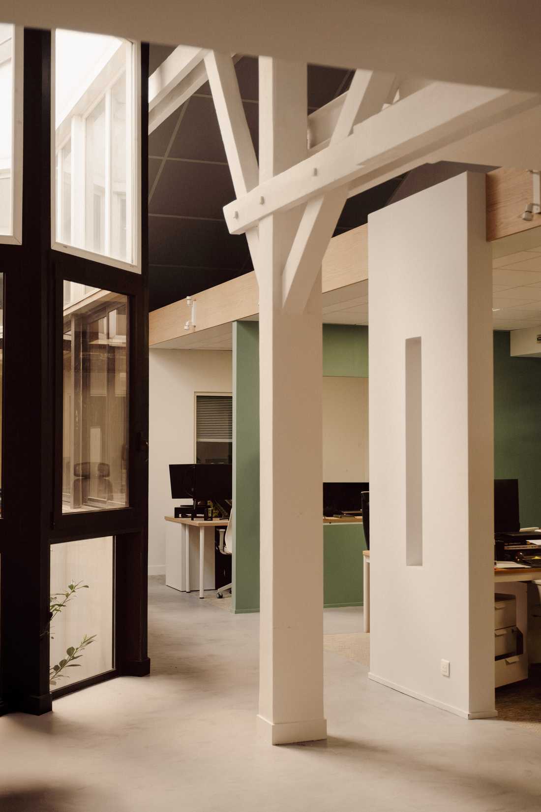 Aménagement du siège social d'une startup - Verrière de l'atrium, charpente blanche et mur vert