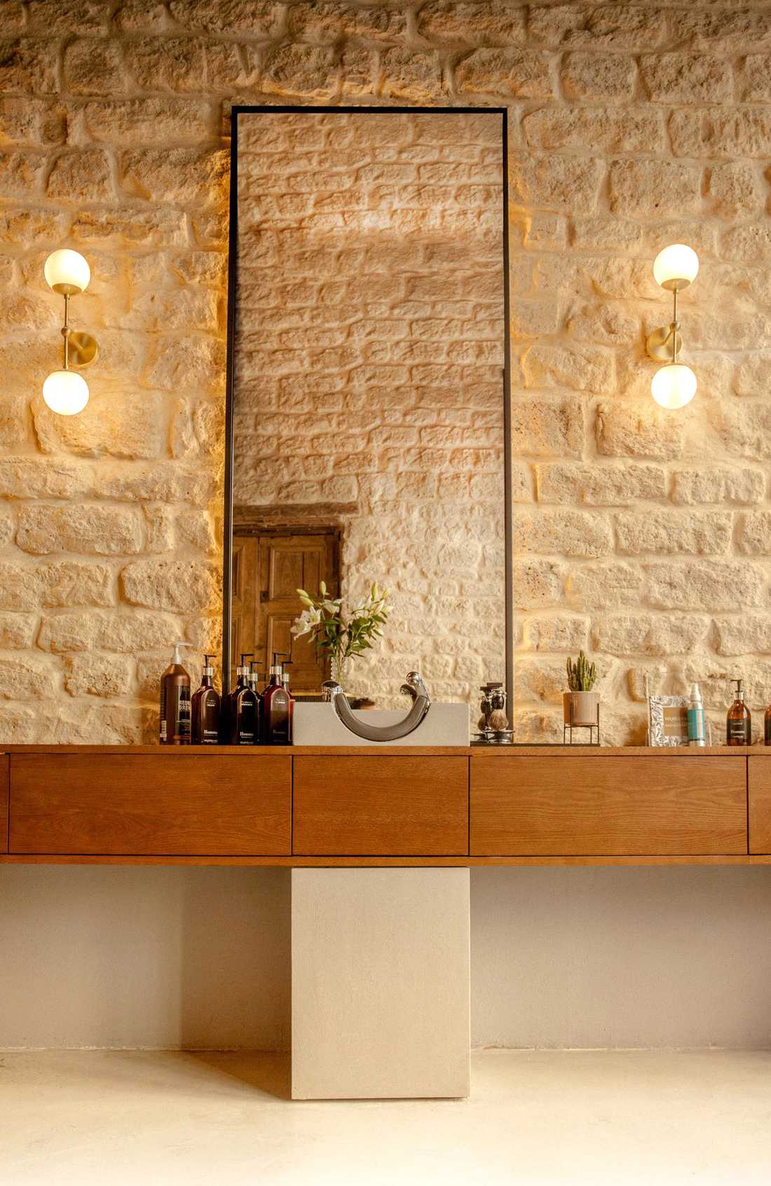 Mobilier sur mesure conçu par un architecte pour un barber shop parisien