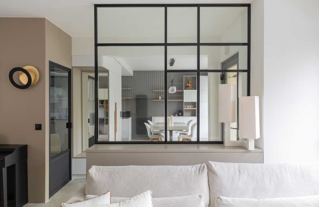 Rénovation d’une maison familiale à Meudon -  salon délimité par une verrière en acier