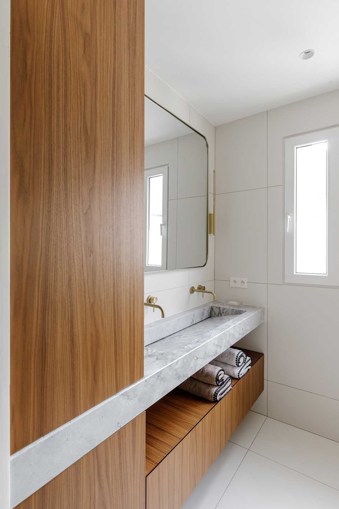 Salle de bain laiton et bois