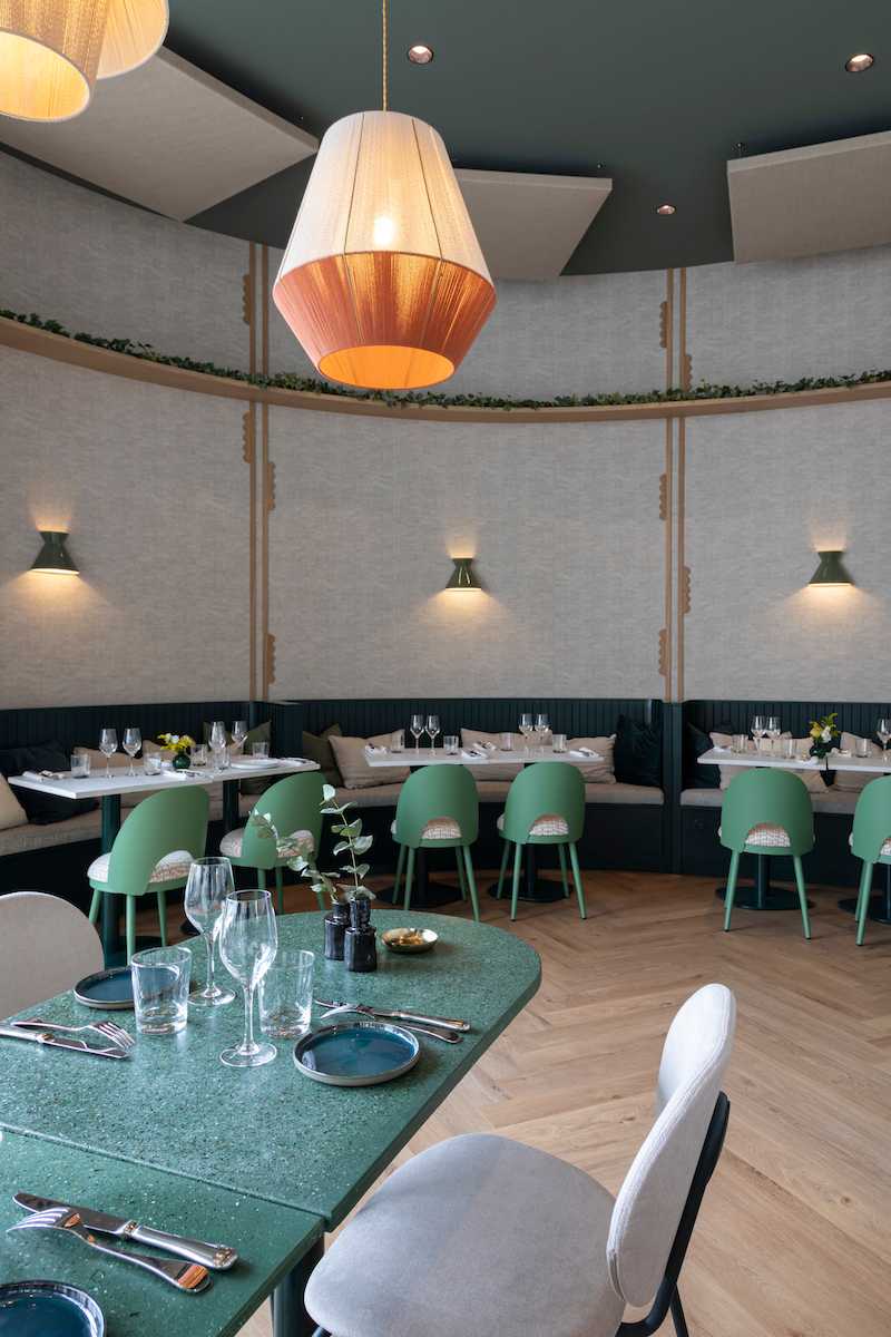 Architecture intérieur d'un restaurant eco-responsable - tables en position circulaire
