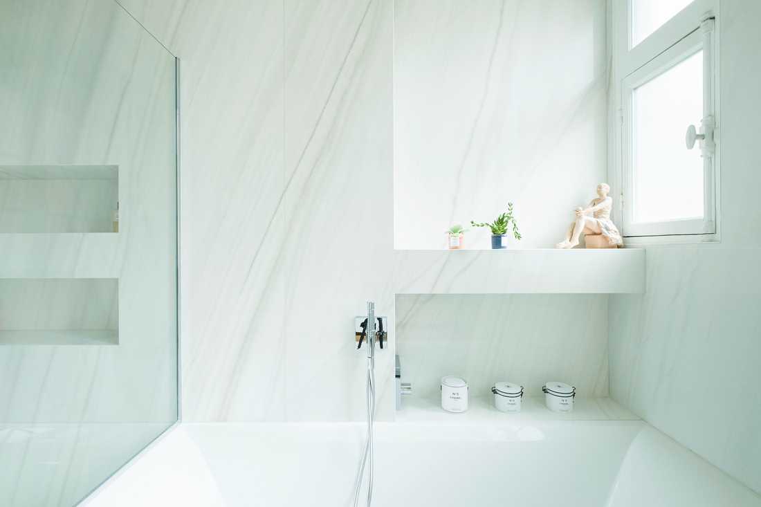 Cabine de douche et baignoire