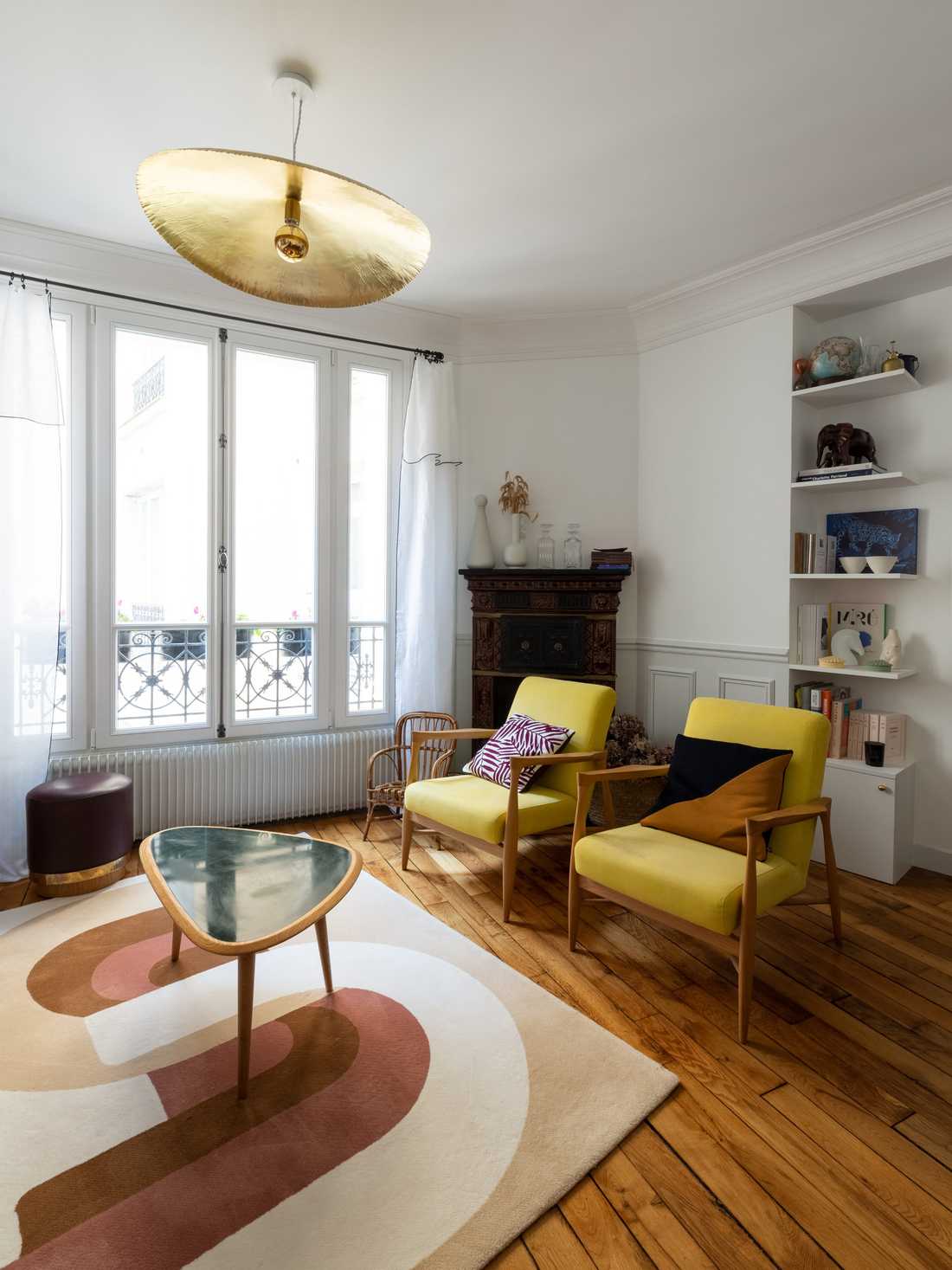 Décoration du salon d'un appartement haussmannien contemporain