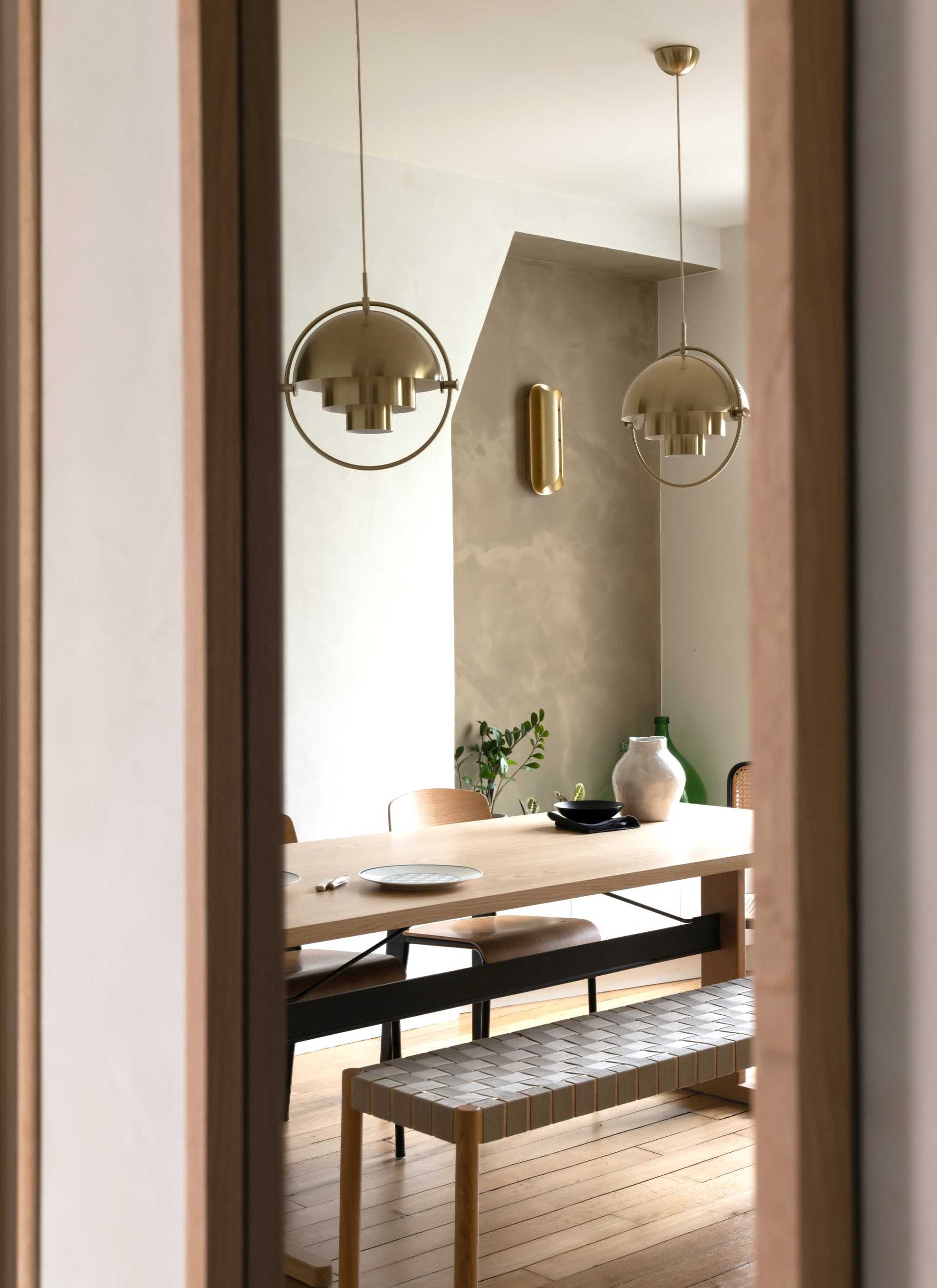 Décoration d'intérieur de la salle à manger d'un appartement typiquement parisien