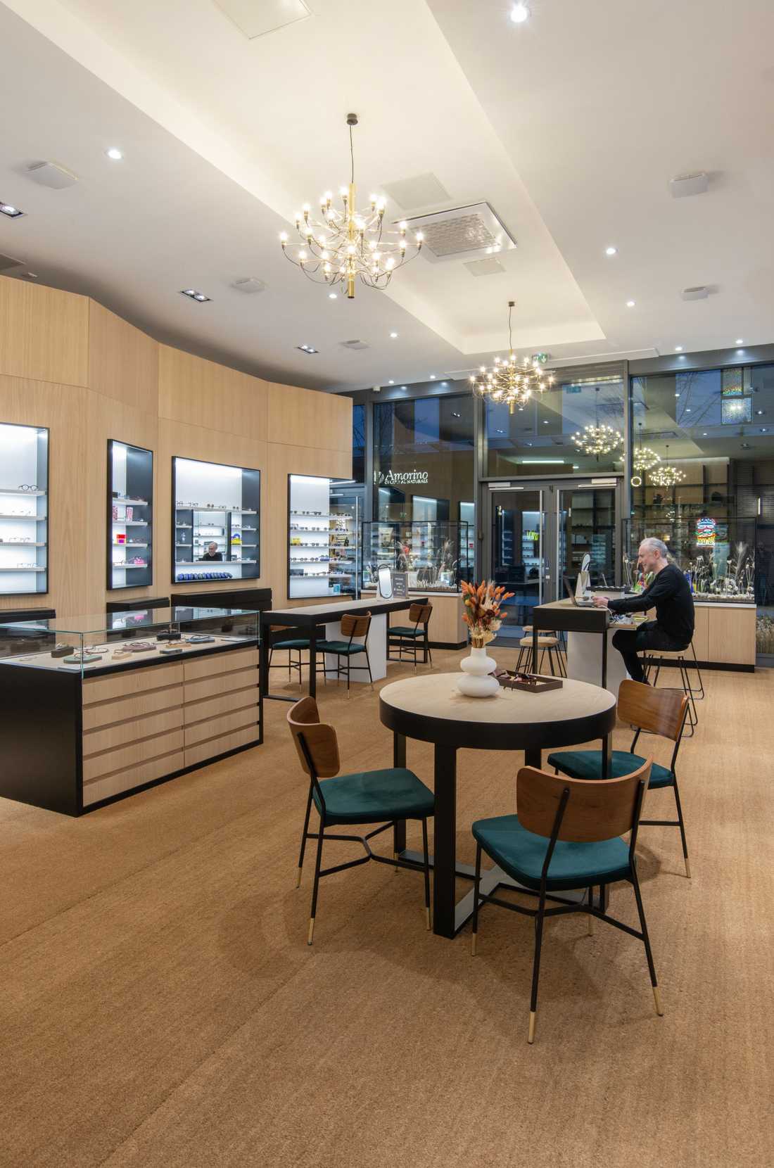 Retail design d'une boutique d'optique contemporaine