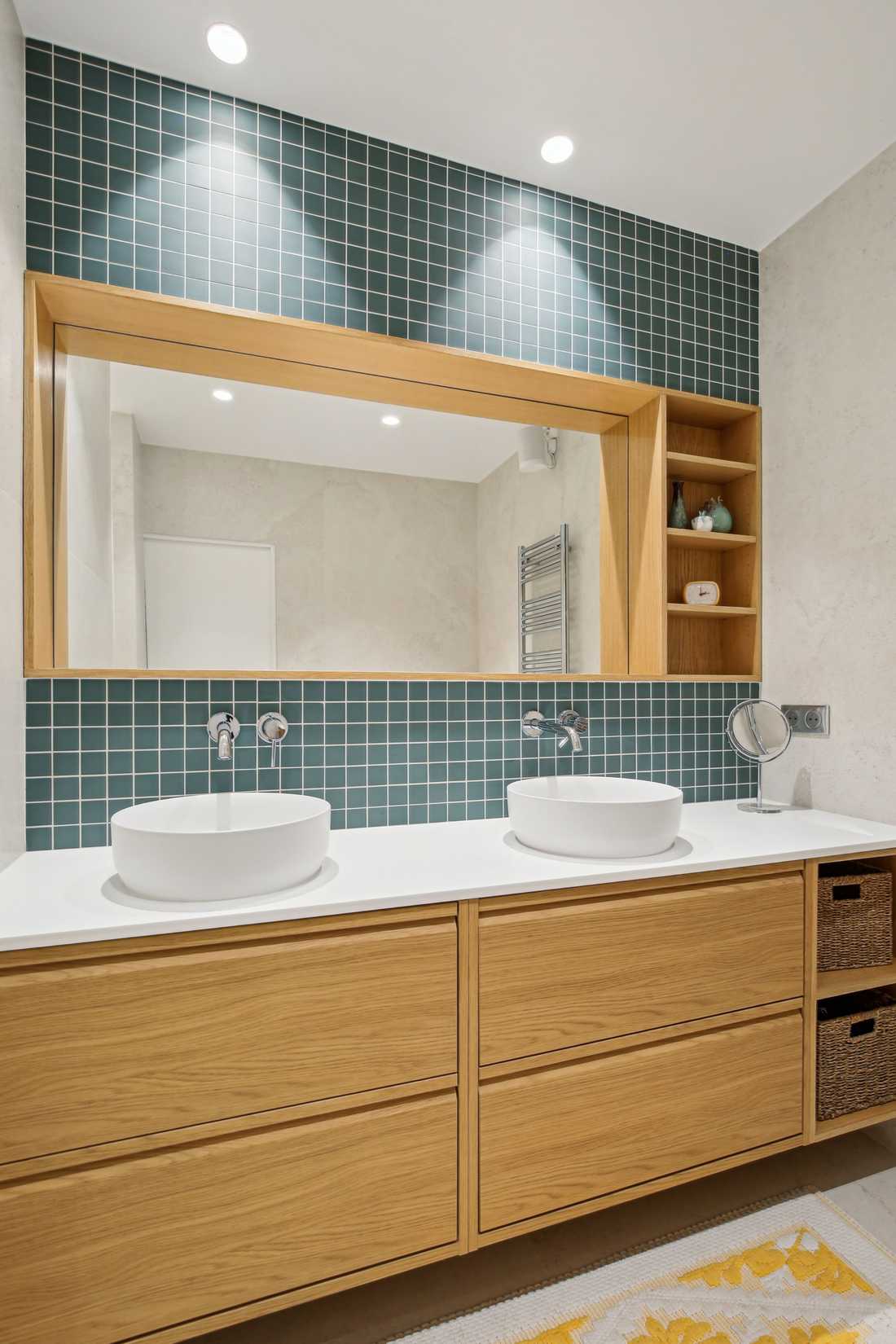 Salle de bain chêne clair et carrelage vert  5x5 de Winckelmans