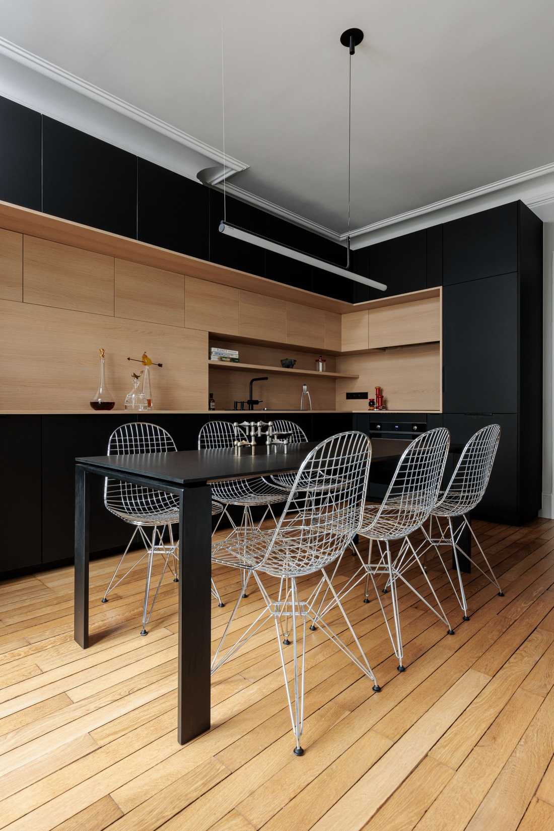 Salle à manger rénovée dans un appartement haussmannien à Paris 10