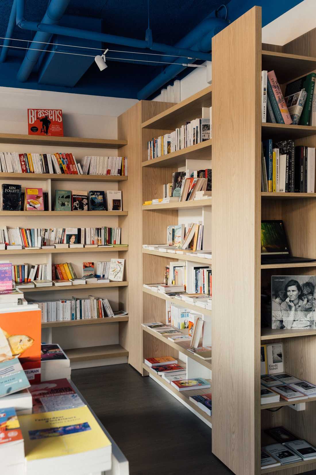 Aménagement d'une librairie à Paris 15 - Linéaires en bois, agencement sur mesure