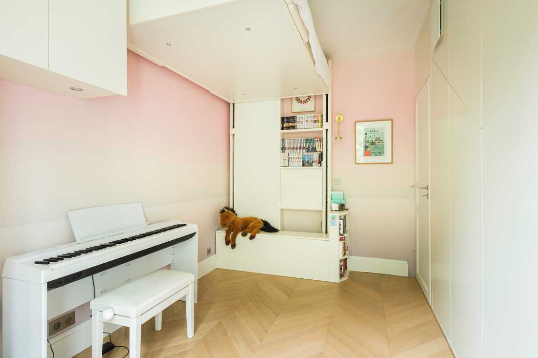 Chambre avec lit escamotable relevé