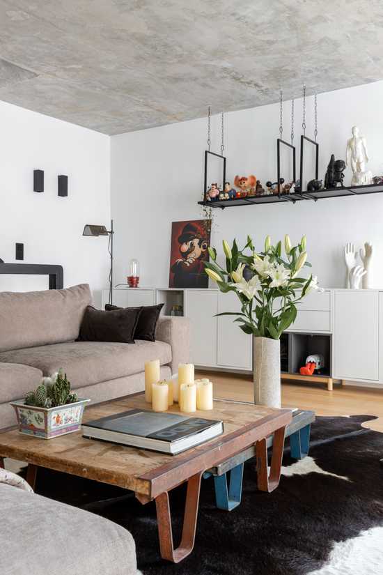 Rénovation d’un triplex avec terrasse de style brutaliste