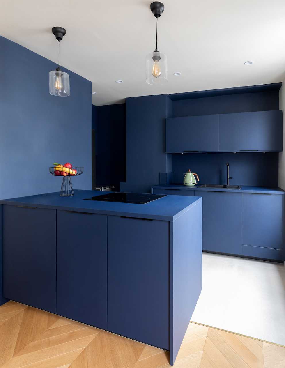 Cuisine bleu avec revêtement Fenix