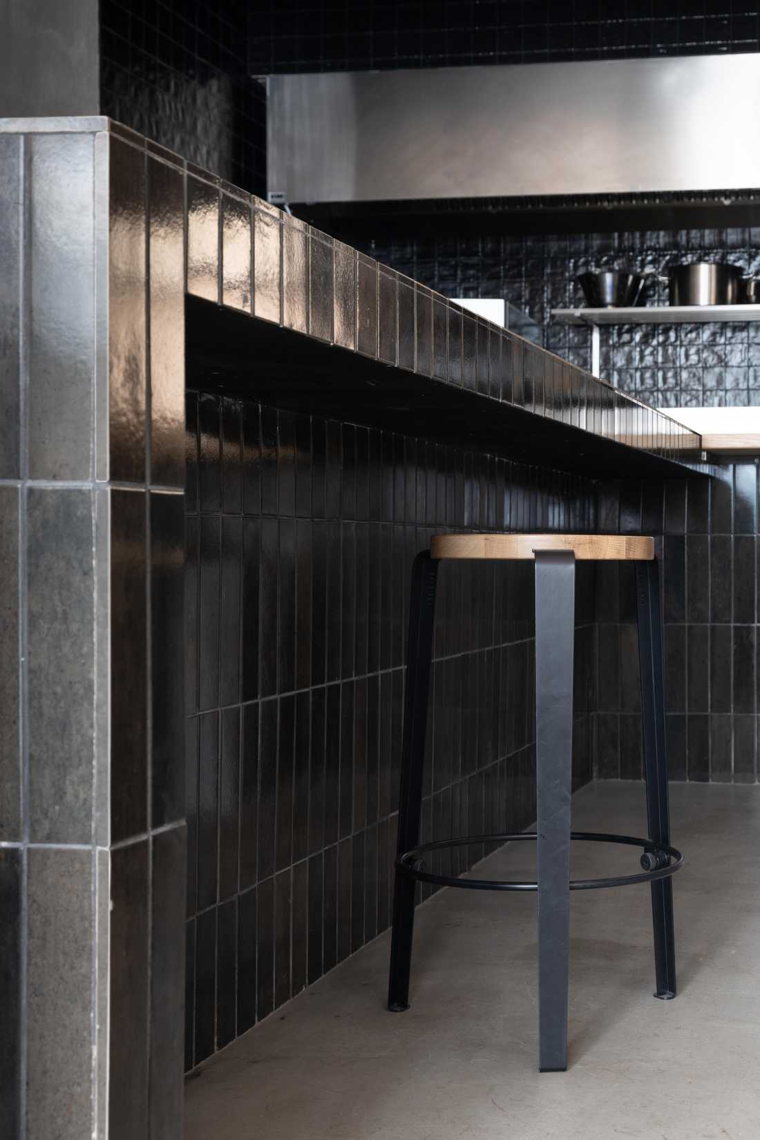 Comptoir d'un restaurant aménagé par un architecte d'intérieur à Paris