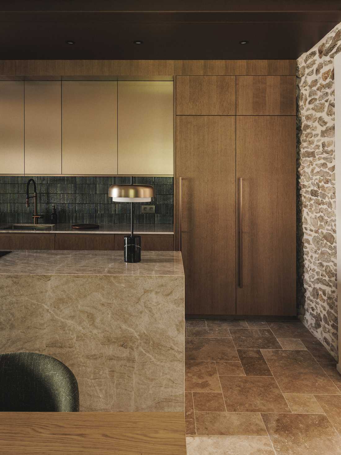 Rénovation complète d’une longère au cœur de la forêt - l'îlot en quartzite et les colonnes en bois de la cuisine