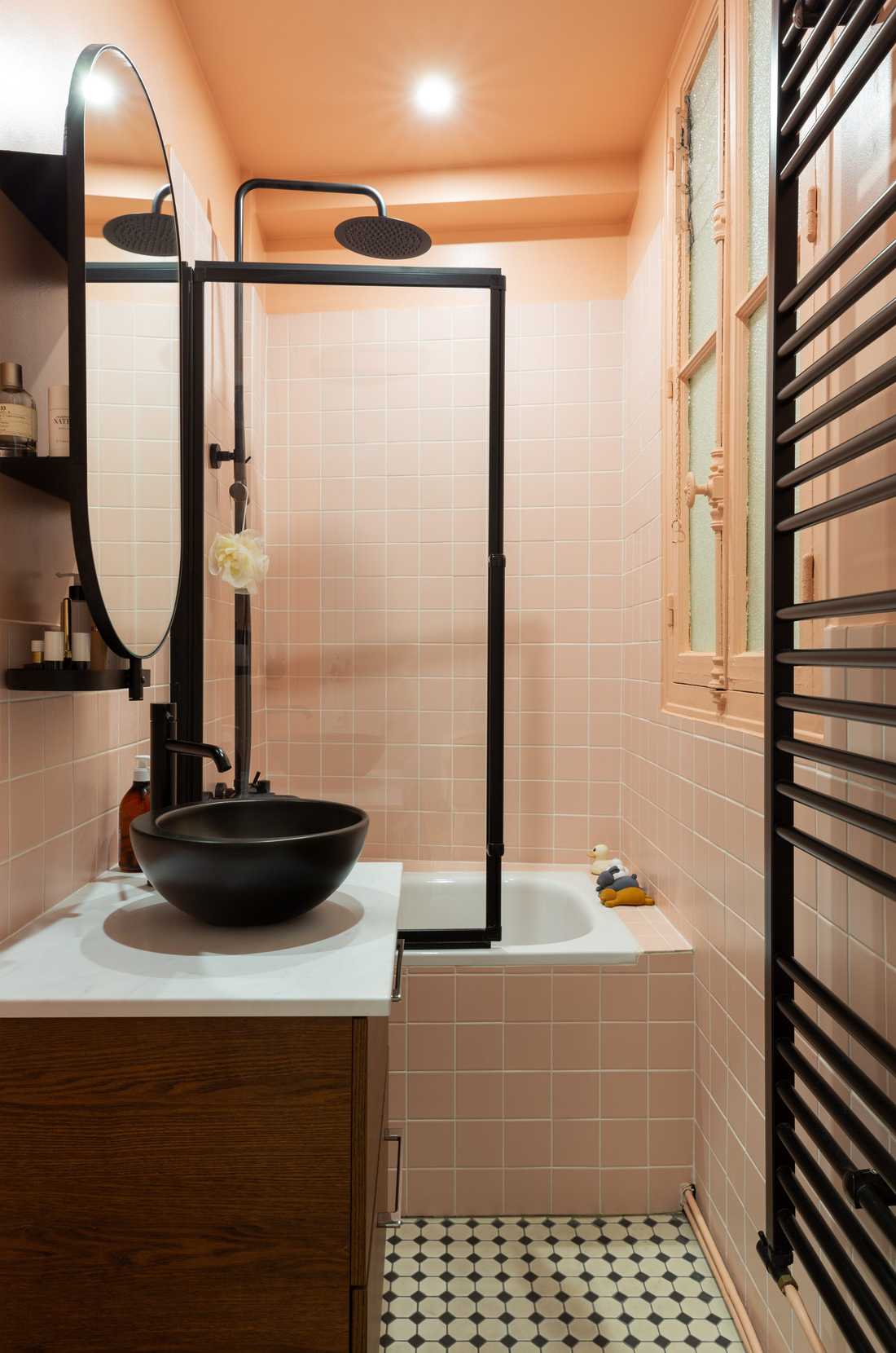 Salle de bain contemporaine rose dans un appartement haussmannien