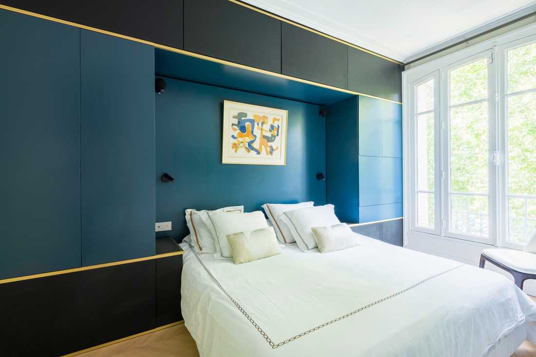 Chambre parentale avec tête de lit bleue et noir