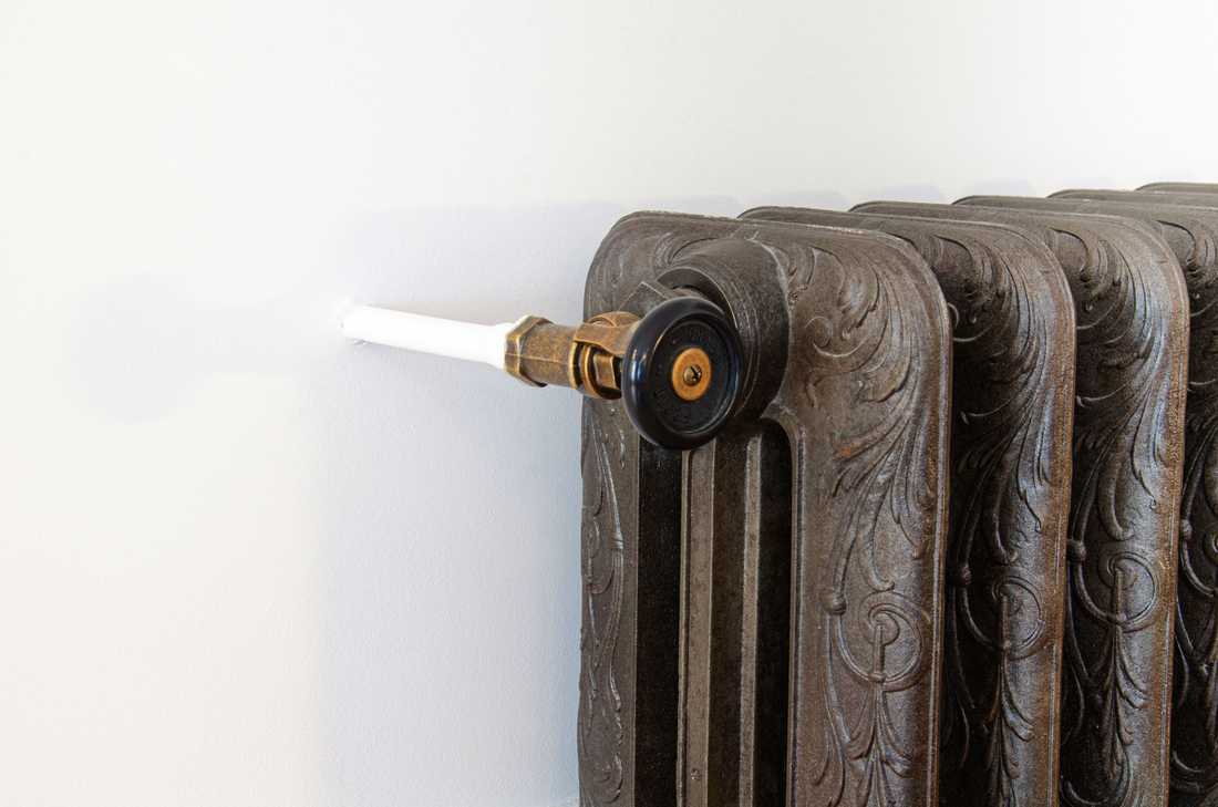 Radiateur en fonte typique des appartements haussmanniens dans le séjour