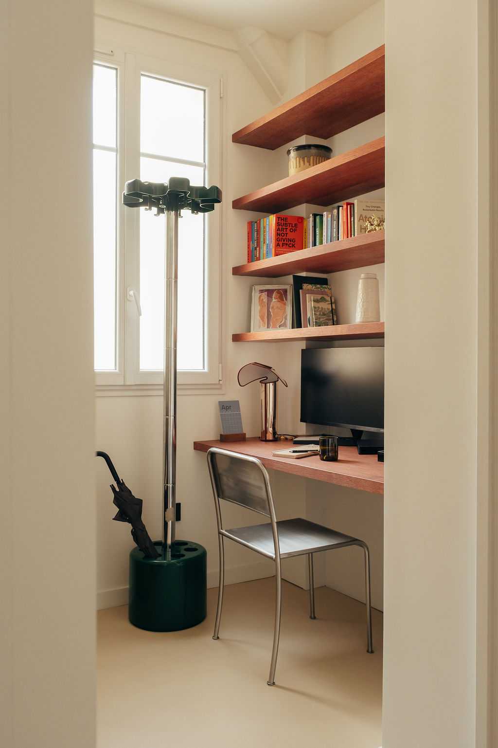 Restructuration d'un appartement à Paris 17 - le bureau sur mesure dans une niche