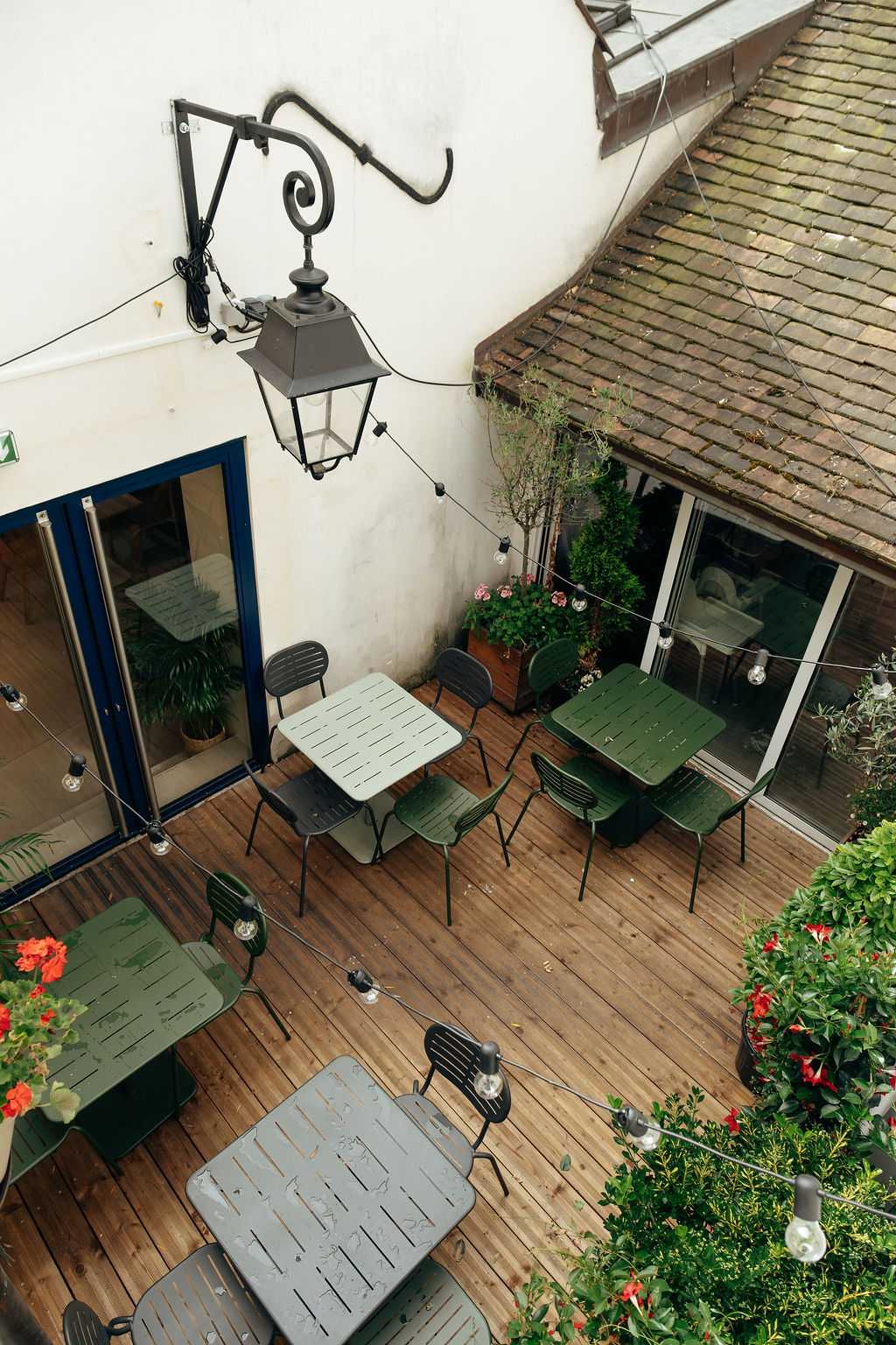 Aménagement de la terrasse extérieure d'un restaurant du 18e arrondissement de Paris