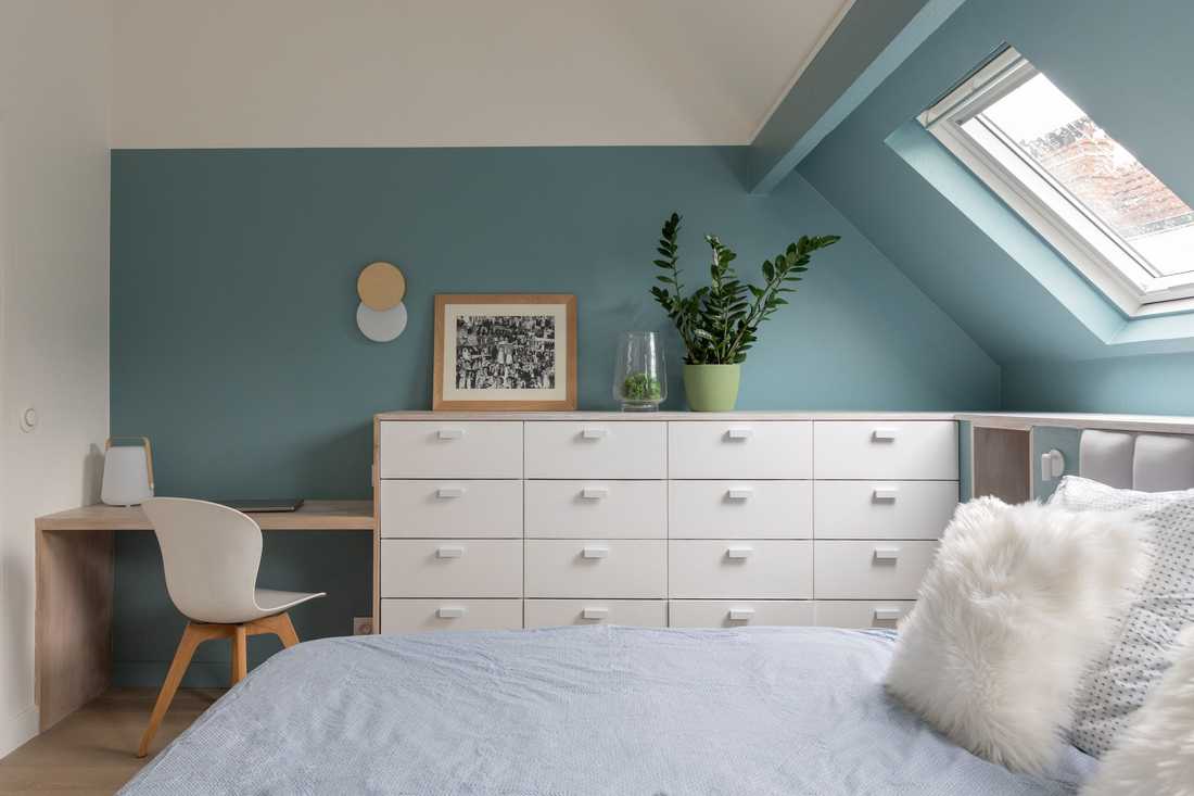 Rénovation d’une maison familiale à Meudon - la chambre parentale avec bureau sous les combles