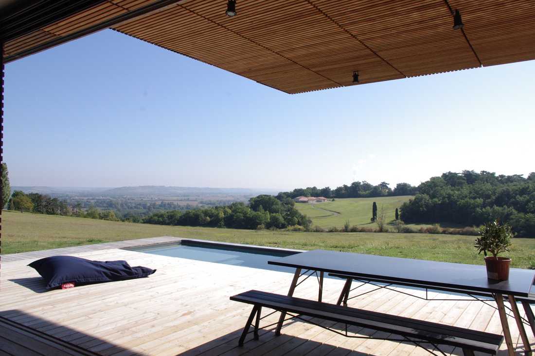 Terrasse de la maison avec vue dégagé sur l'environnement