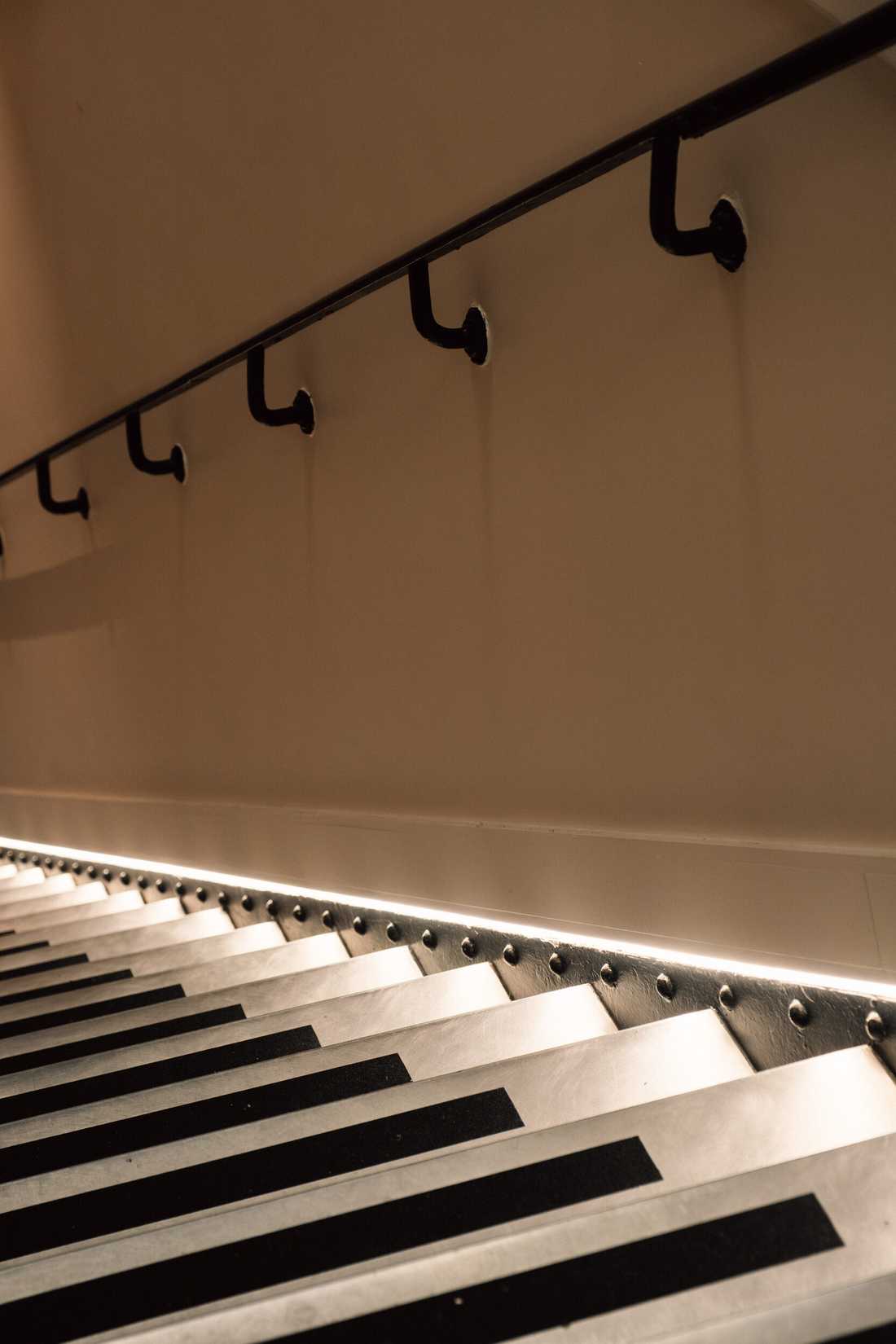 Aménagement du siège social d'une startup - Main courante de l'escalier et lumière rasante