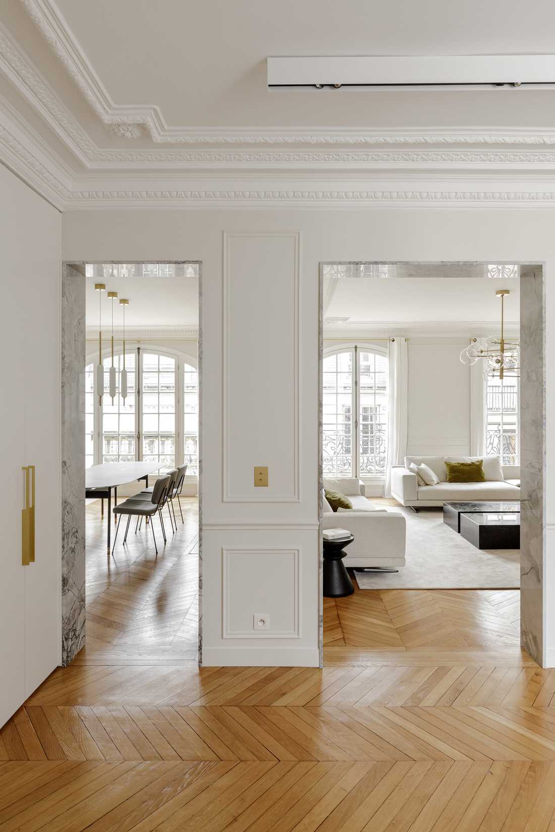 Couloir d'un appartement parisien rénové 