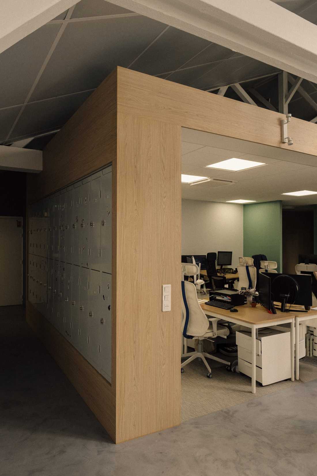 Aménagement du siège social d'une startup - Insert en chêne clair avec casiers dans l'open space