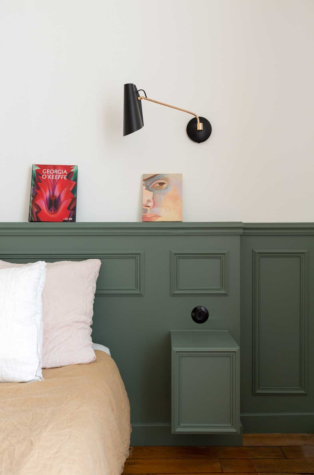 Moulures contemporaines dans la chambre d'un appartement haussmannien